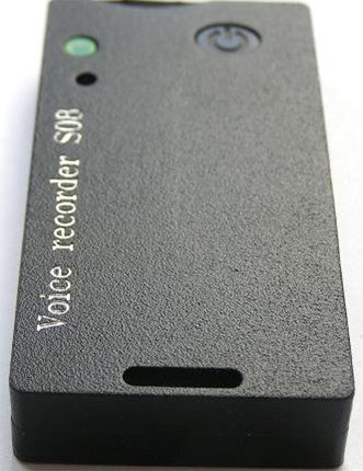 Передняя панель диктофона с рабочим индикатором и кнопкой влючения/выключения записи